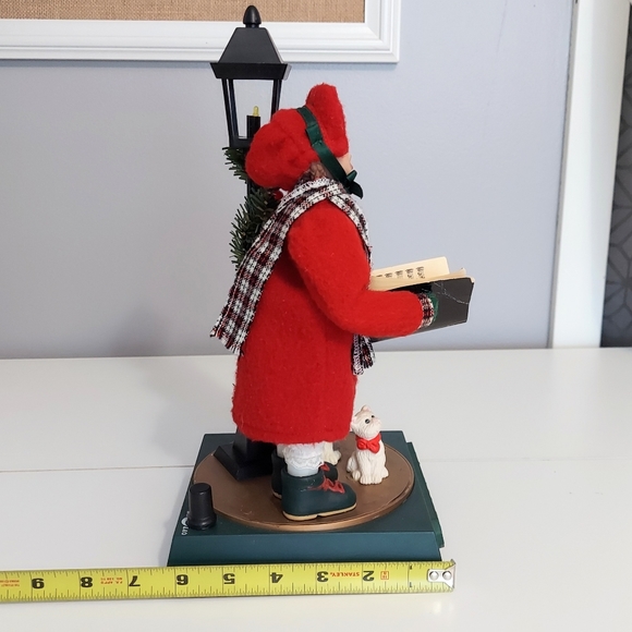 Vtg Dickens Collection Christmas Caroler Girl Musical Lighted Lamp Post Dog Cat - Picture 2 of 13